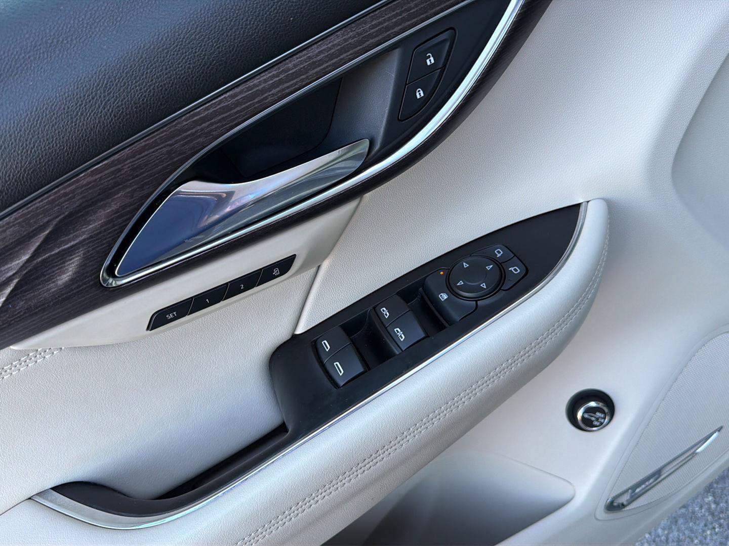 Used 2022 Buick Envision Avenir w/ Technology Package II FWD image 36