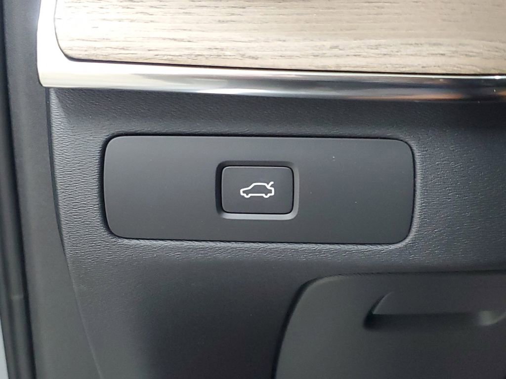 New 2025 Volvo XC90 B6 Core w/ Climate Package image 34