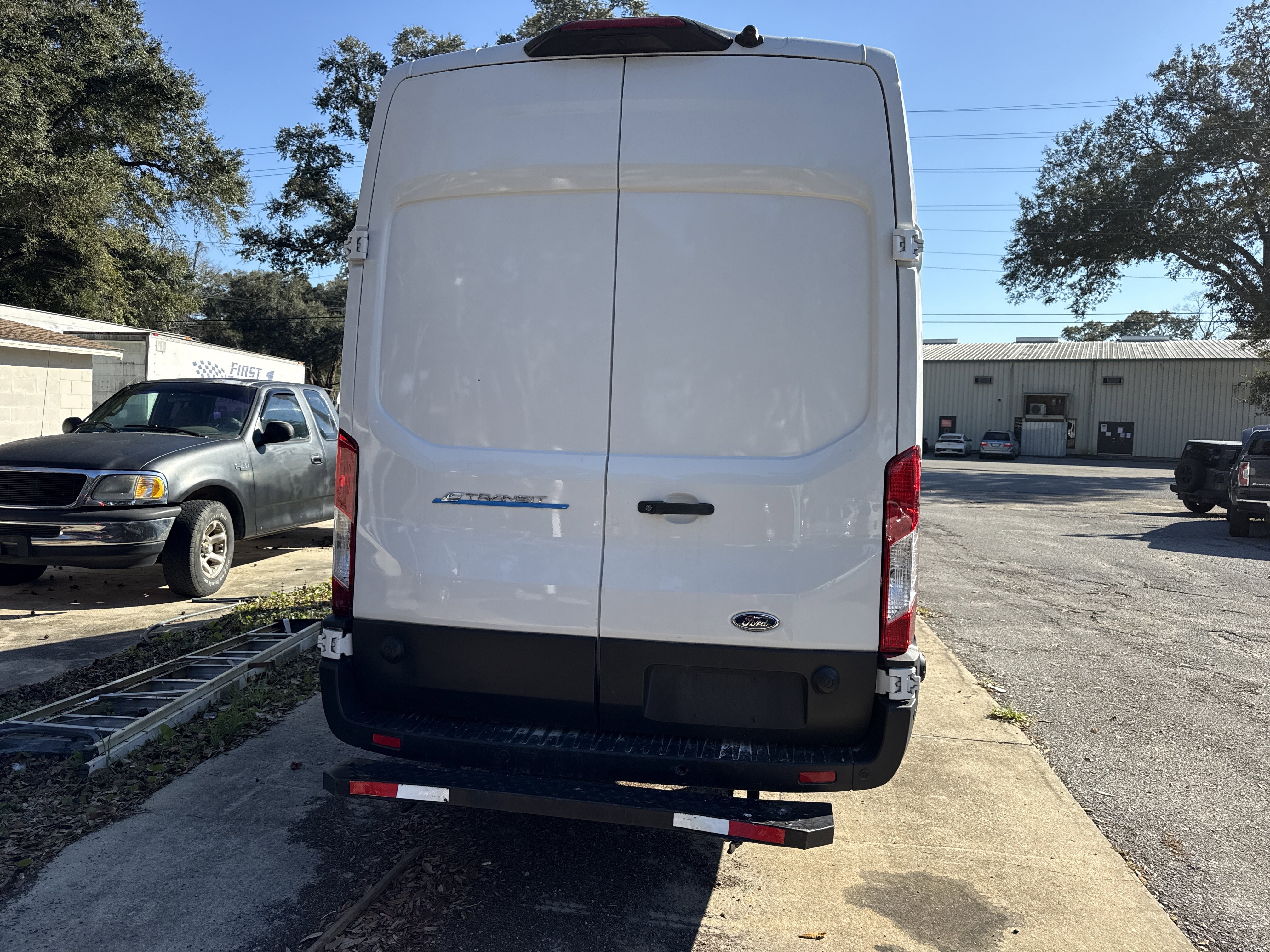 Used 2022 Ford E-Transit 148 High Roof Extended image 4