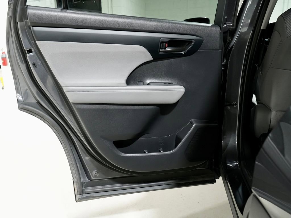 Used 2021 Toyota Highlander LE image 25