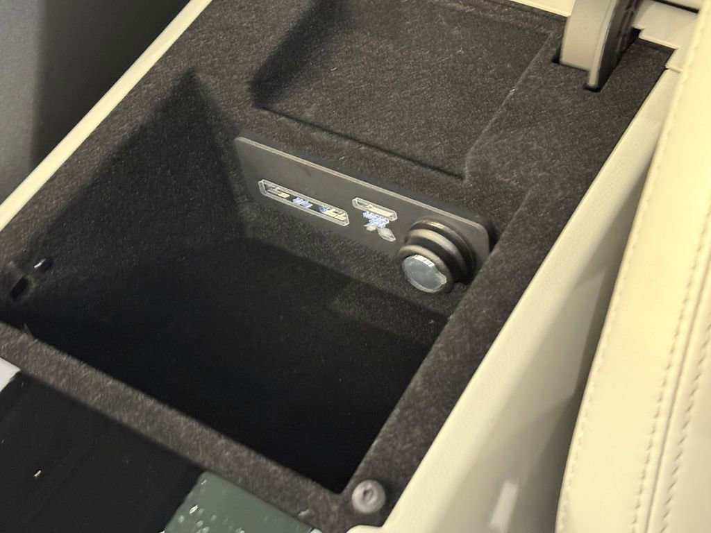 Used 2020 Jaguar F-PACE SVR image 34