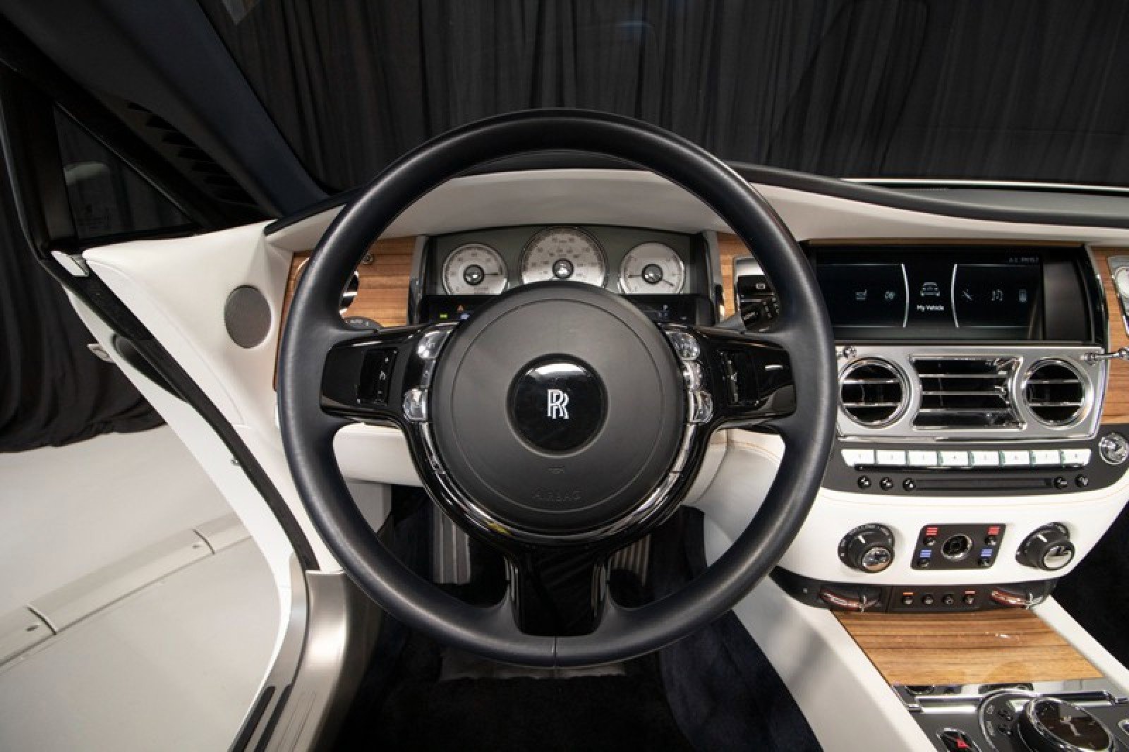 Used 2020 Rolls-Royce Dawn RWD image 27