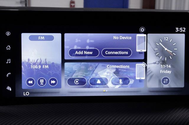 Used 2025 Nissan Kicks SR image 30