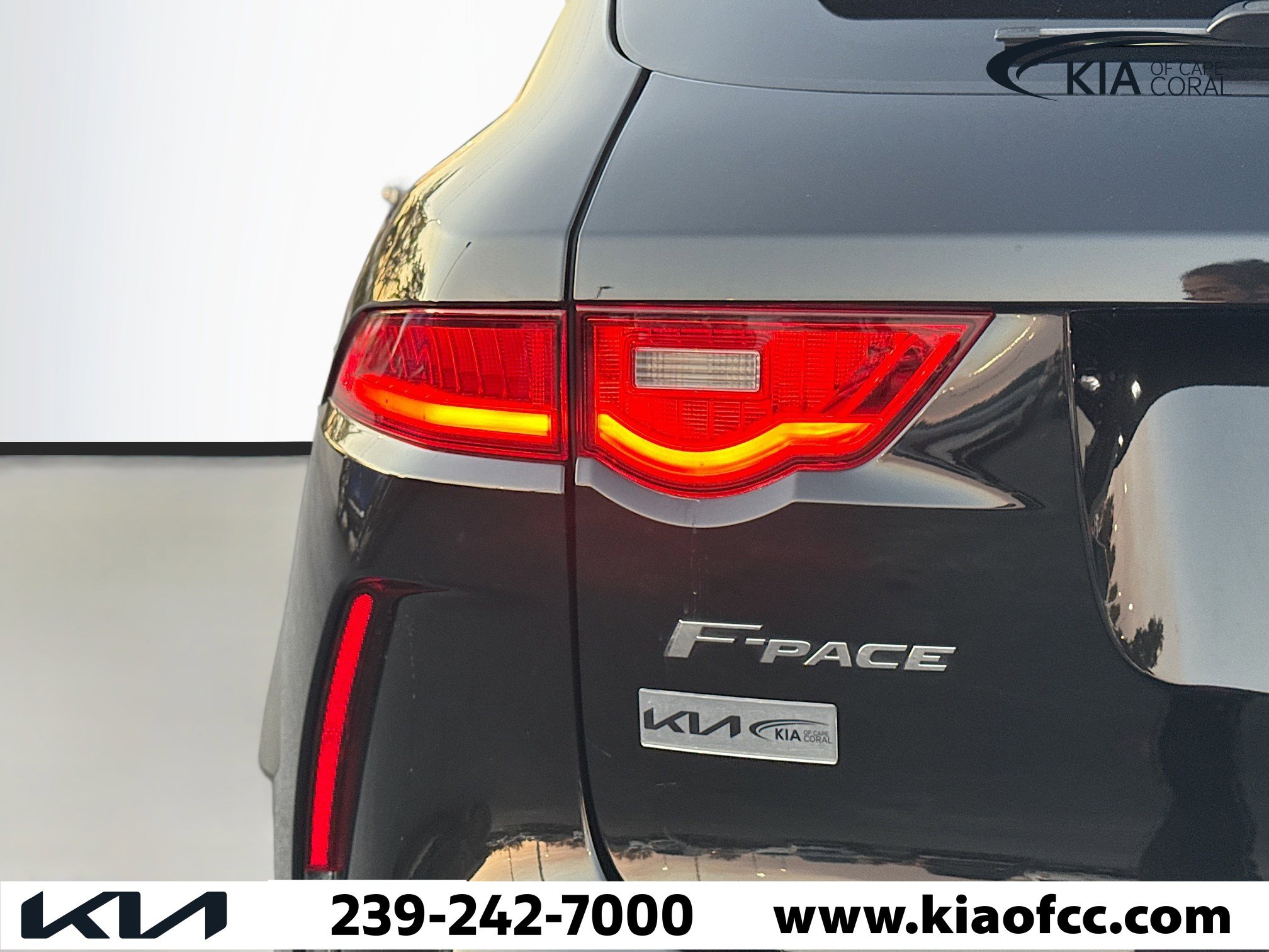 Used 2020 Jaguar F-PACE SVR image 10