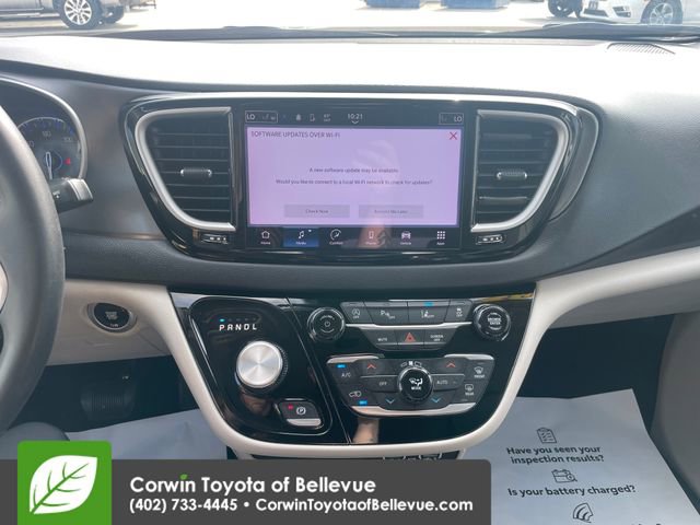 Used 2023 Chrysler Pacifica Touring-L image 11