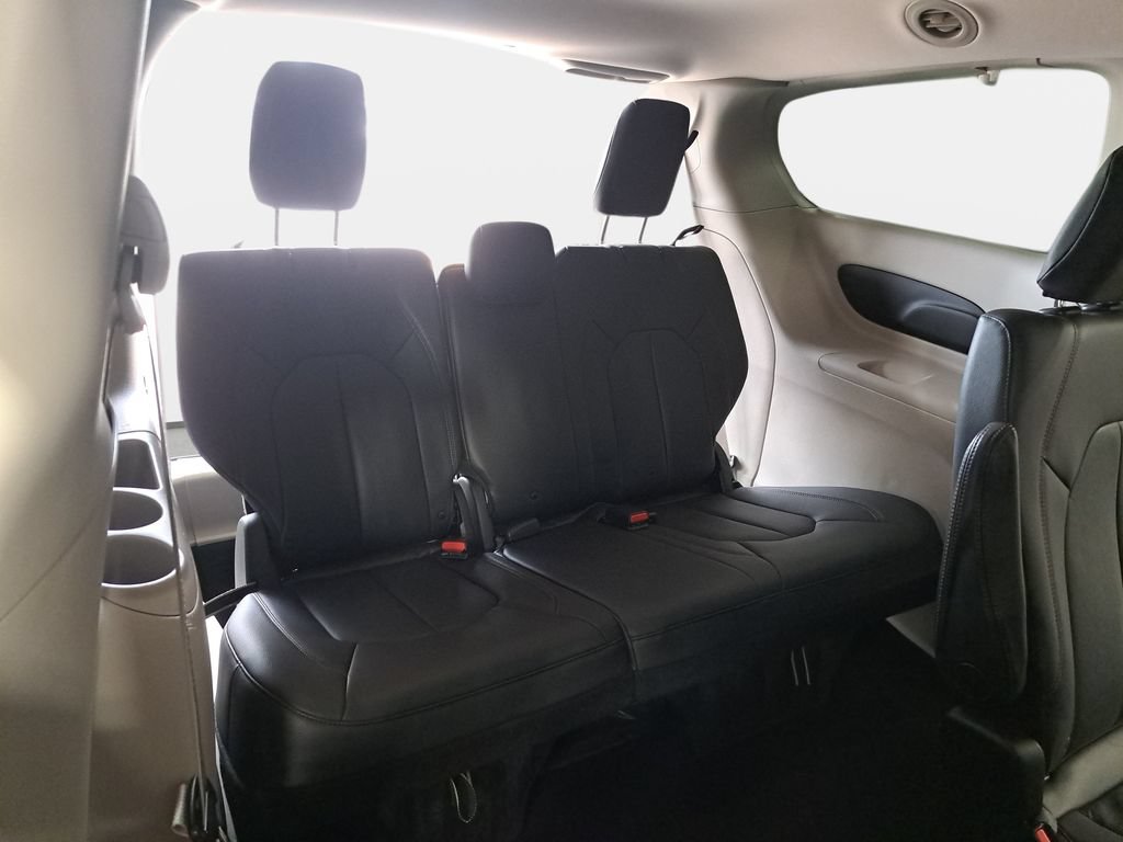 Used 2017 Chrysler Pacifica Touring-L FWD image 13