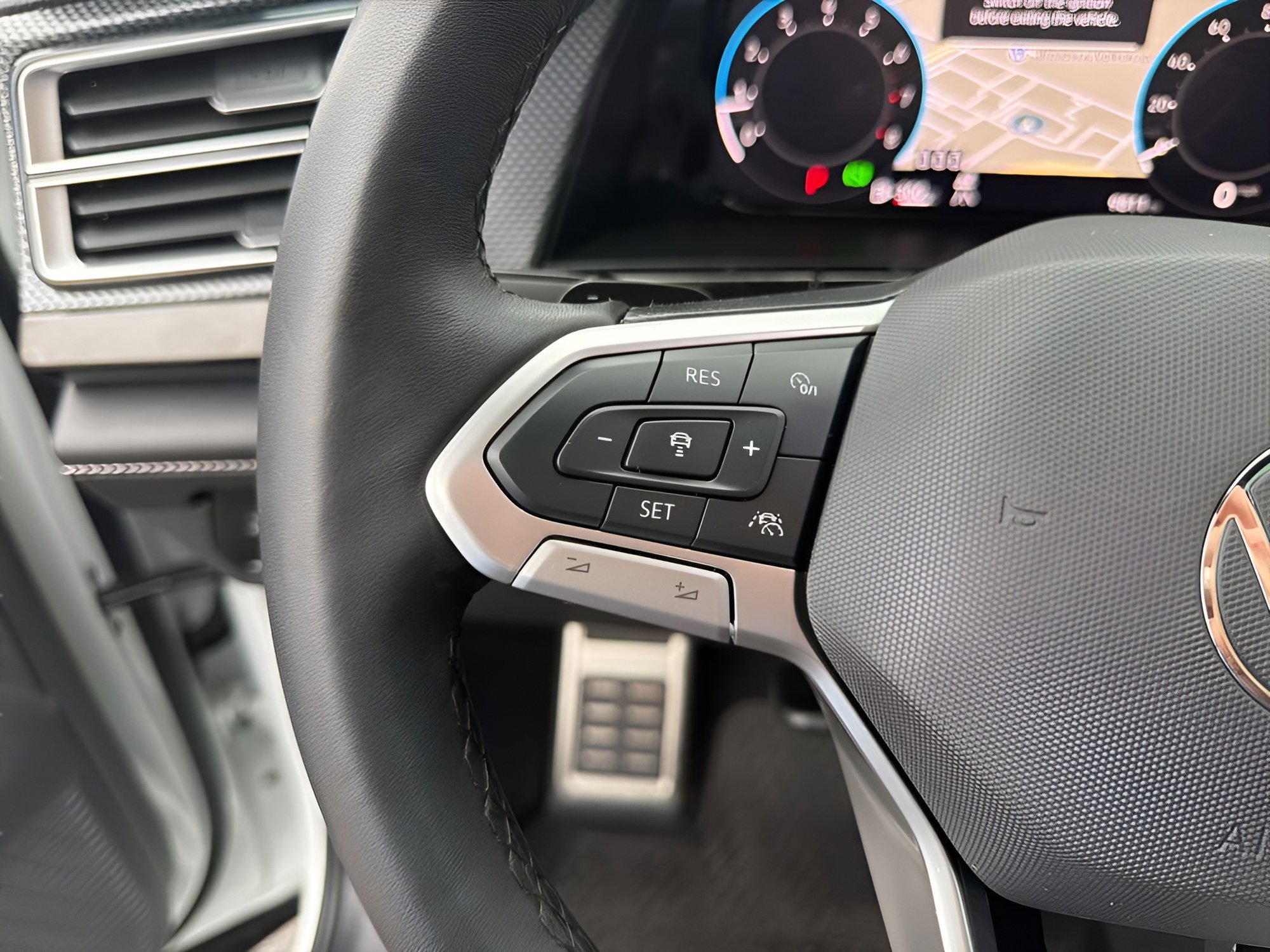 Used 2025 Volkswagen Atlas Cross Sport SEL Premium R-Line image 14