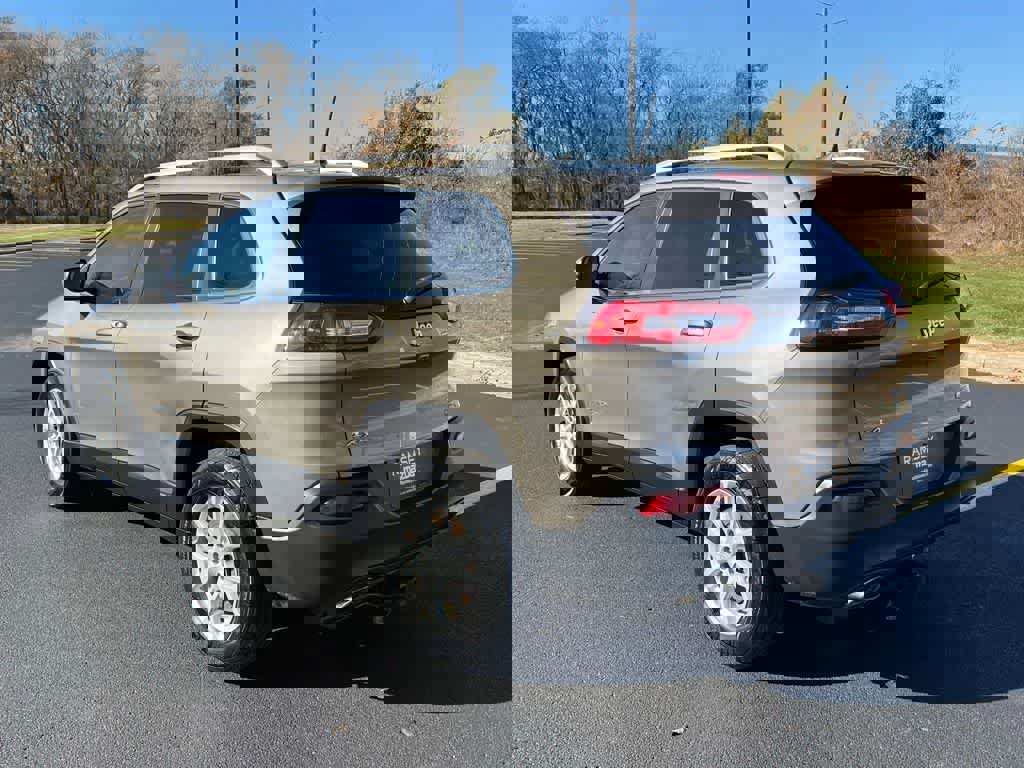 Used 2016 Jeep Cherokee Latitude w/ Cold Weather Group image 4