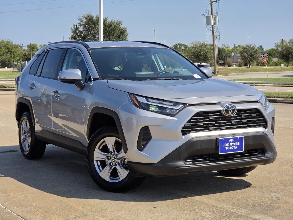 Used 2025 Toyota RAV4 XLE FWD image 2
