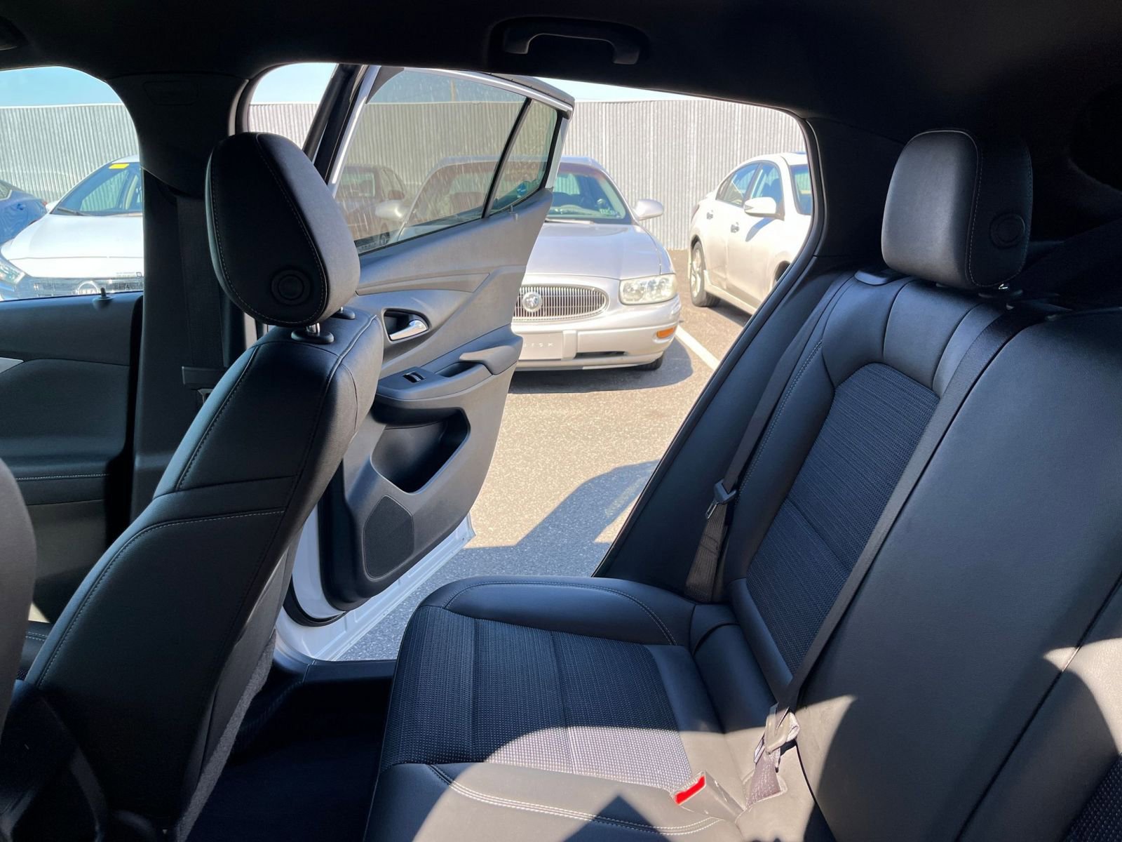 Used 2025 Buick Envista Preferred image 39