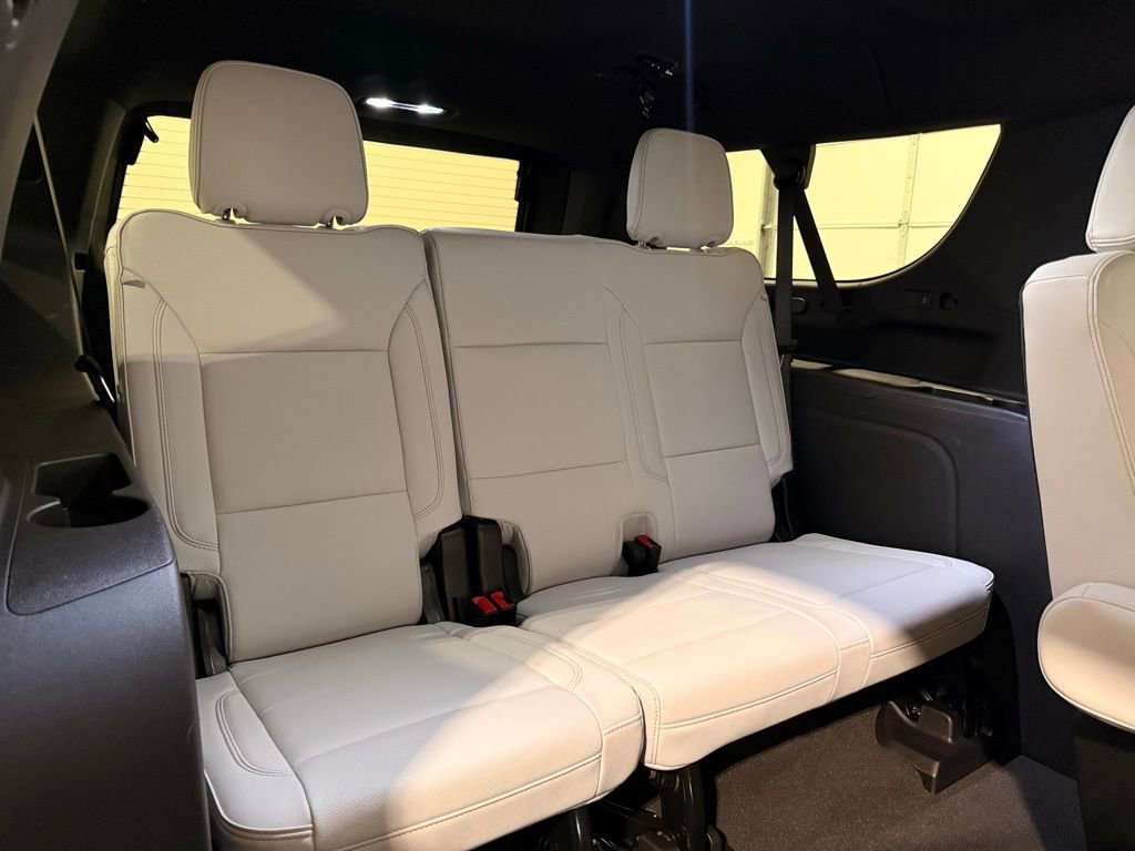 Used 2025 Chevrolet Suburban Premier image 32