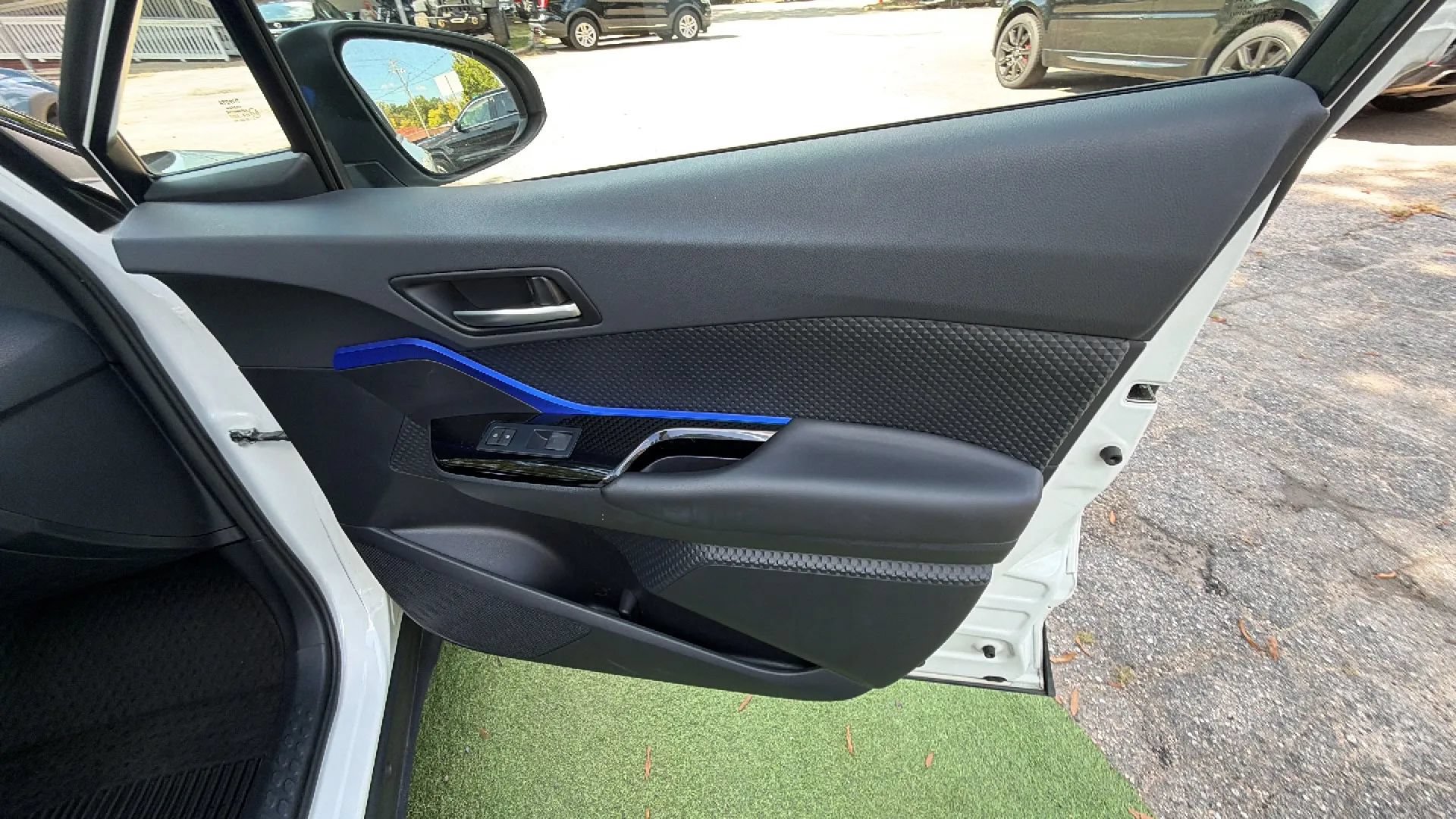 Used 2020 Toyota C-HR XLE FWD image 22