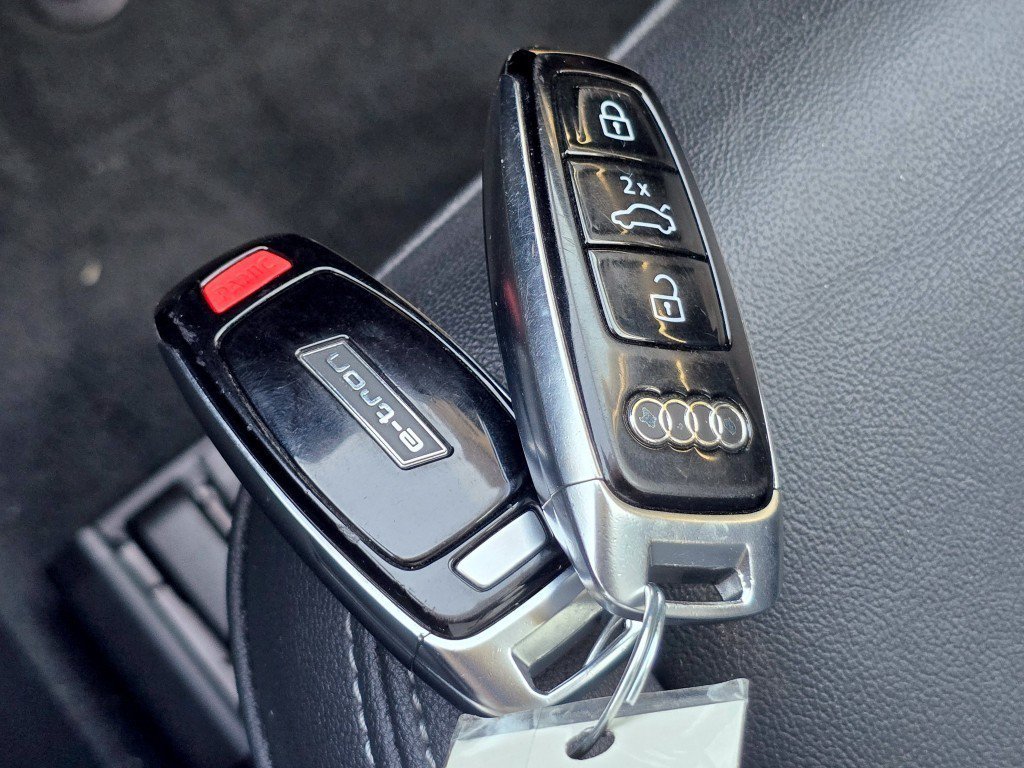 Used 2022 Audi e-tron Premium AWD/4WD image 33