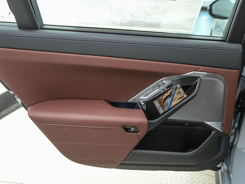 New 2026 BMW 750e xDrive image 21