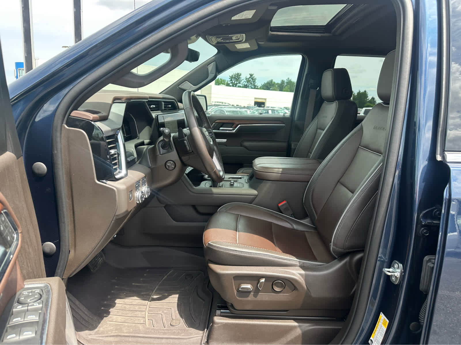 Used 2023 GMC Sierra 1500 Denali w/ Technology Package AWD/4WD image 9