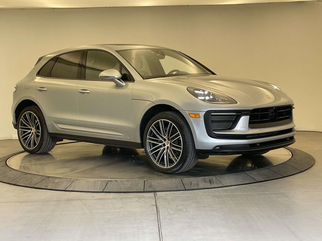 Certified 2025 Porsche Macan AWD/4WD image 9
