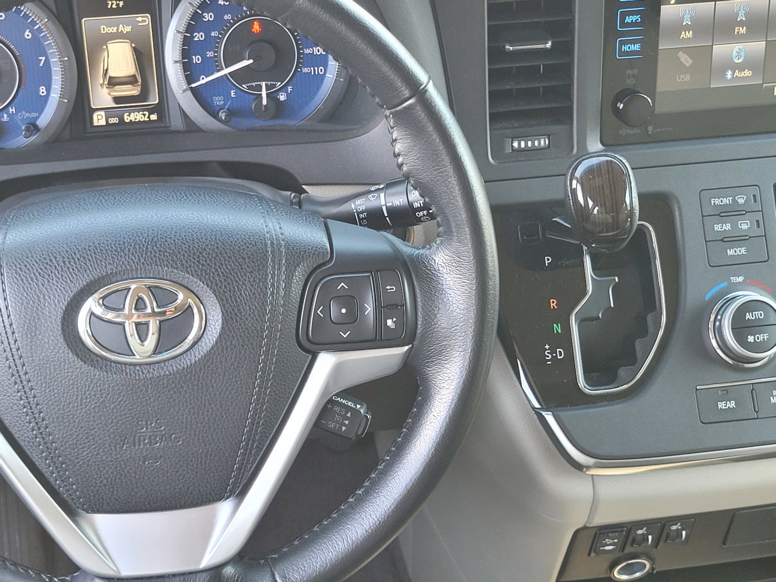 Used 2015 Toyota Sienna XLE w/ XLE Navigation Package FWD image 14