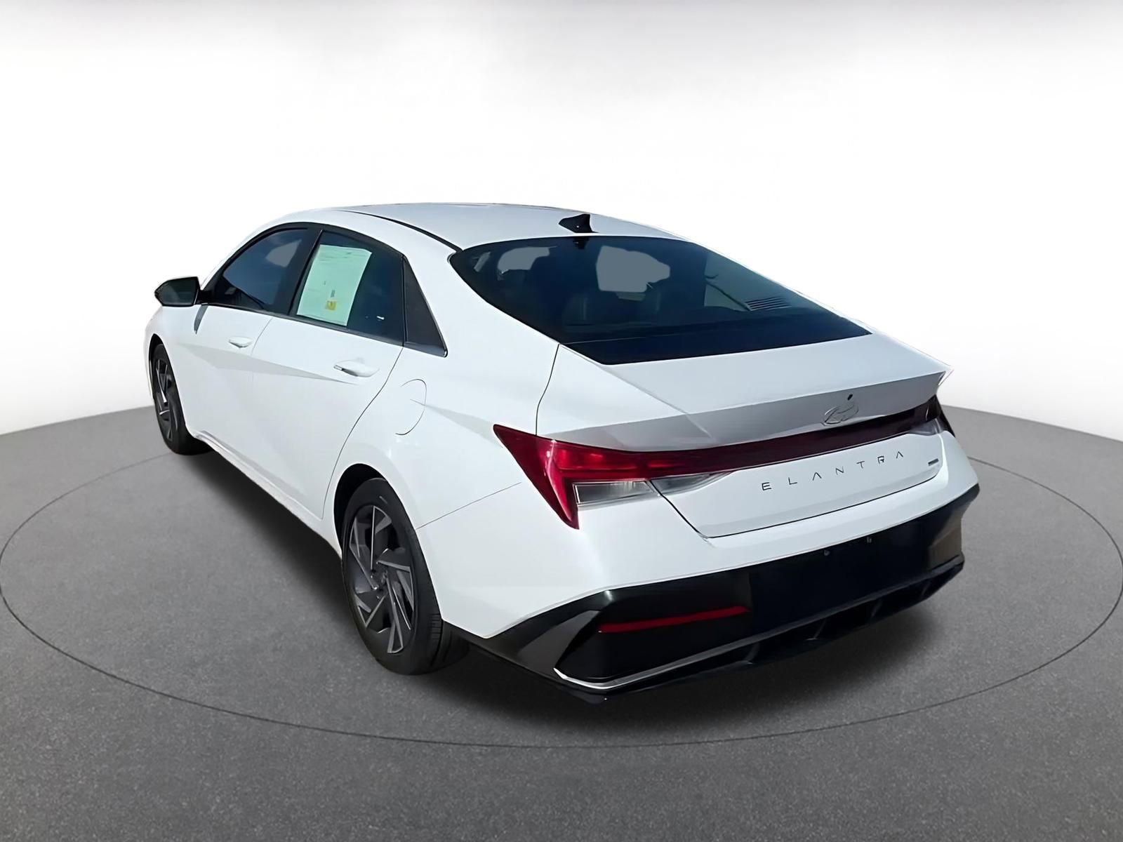 Used 2025 Hyundai Elantra Limited FWD image 11