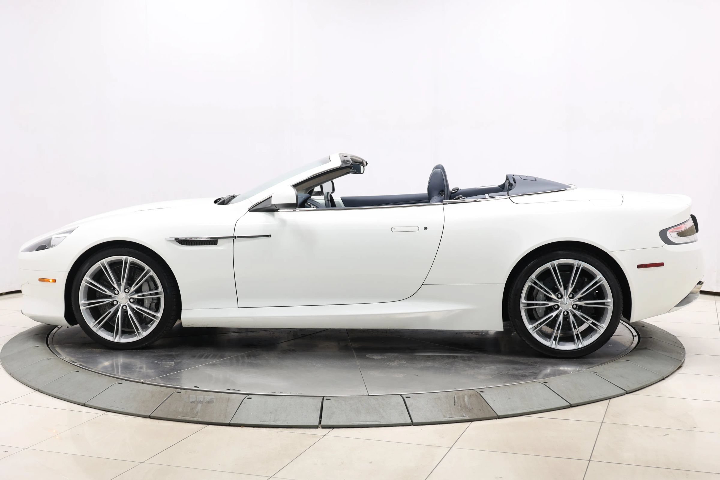 Used 2012 Aston Martin Virage Volante RWD image 7