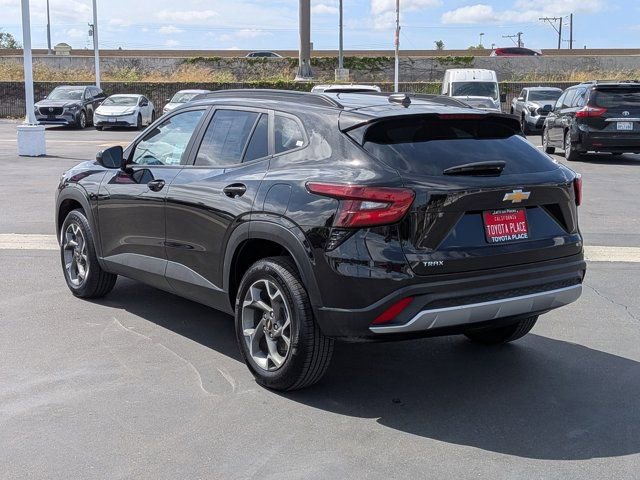 Used 2025 Chevrolet Trax LT FWD image 11