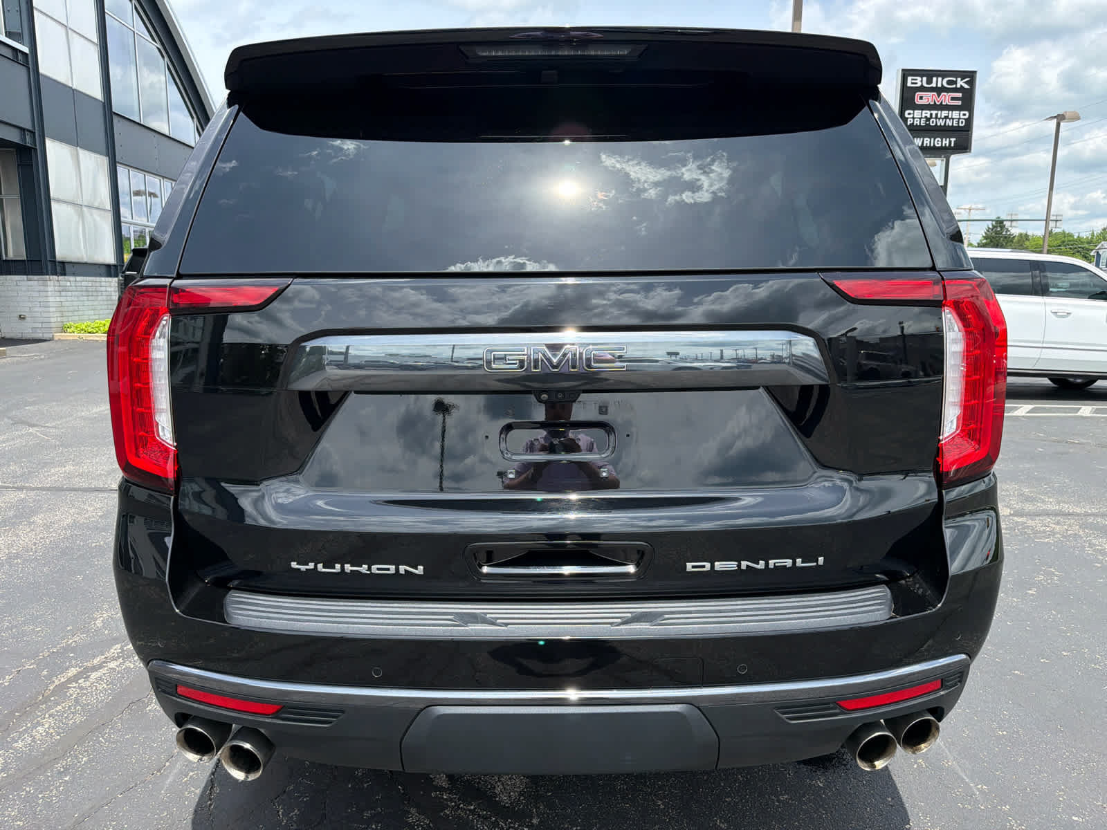 Used 2023 GMC Yukon XL Denali Ultimate AWD/4WD image 10