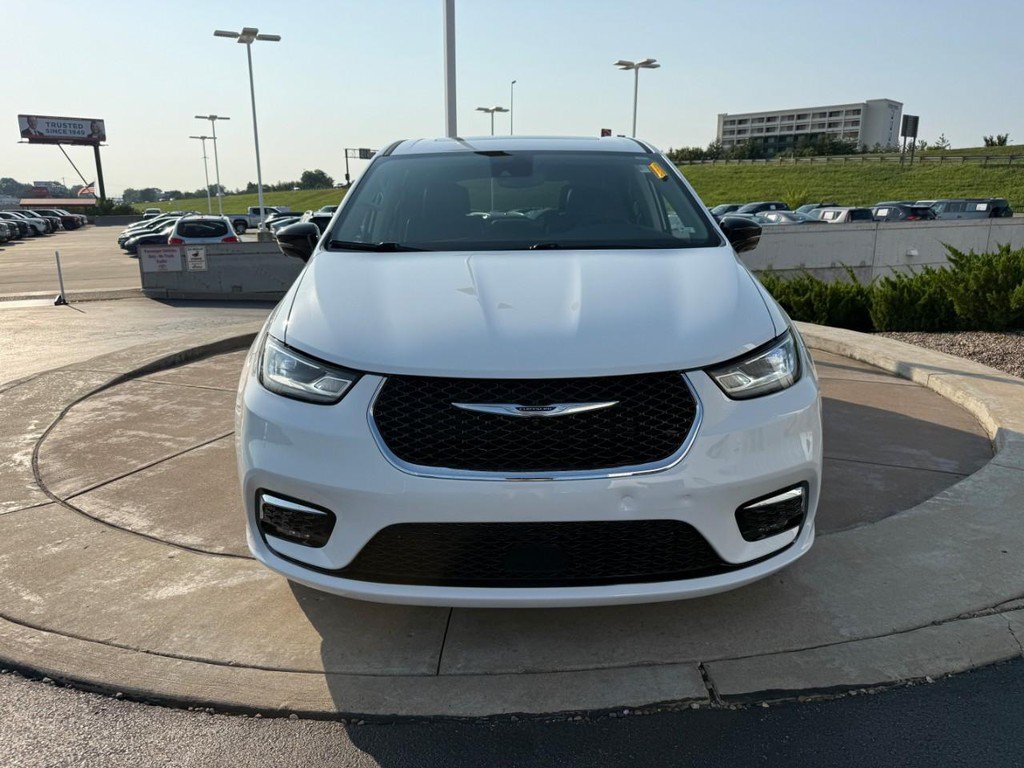 Used 2024 Chrysler Pacifica Limited FWD image 12