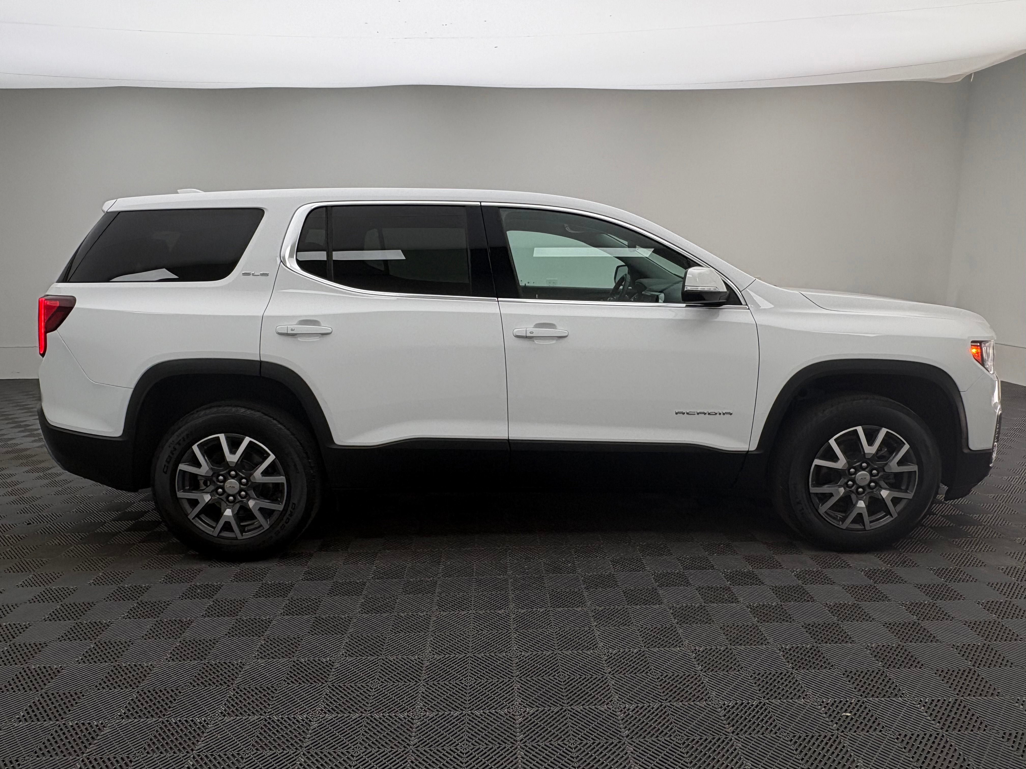 Used 2023 GMC Acadia SLE FWD image 4