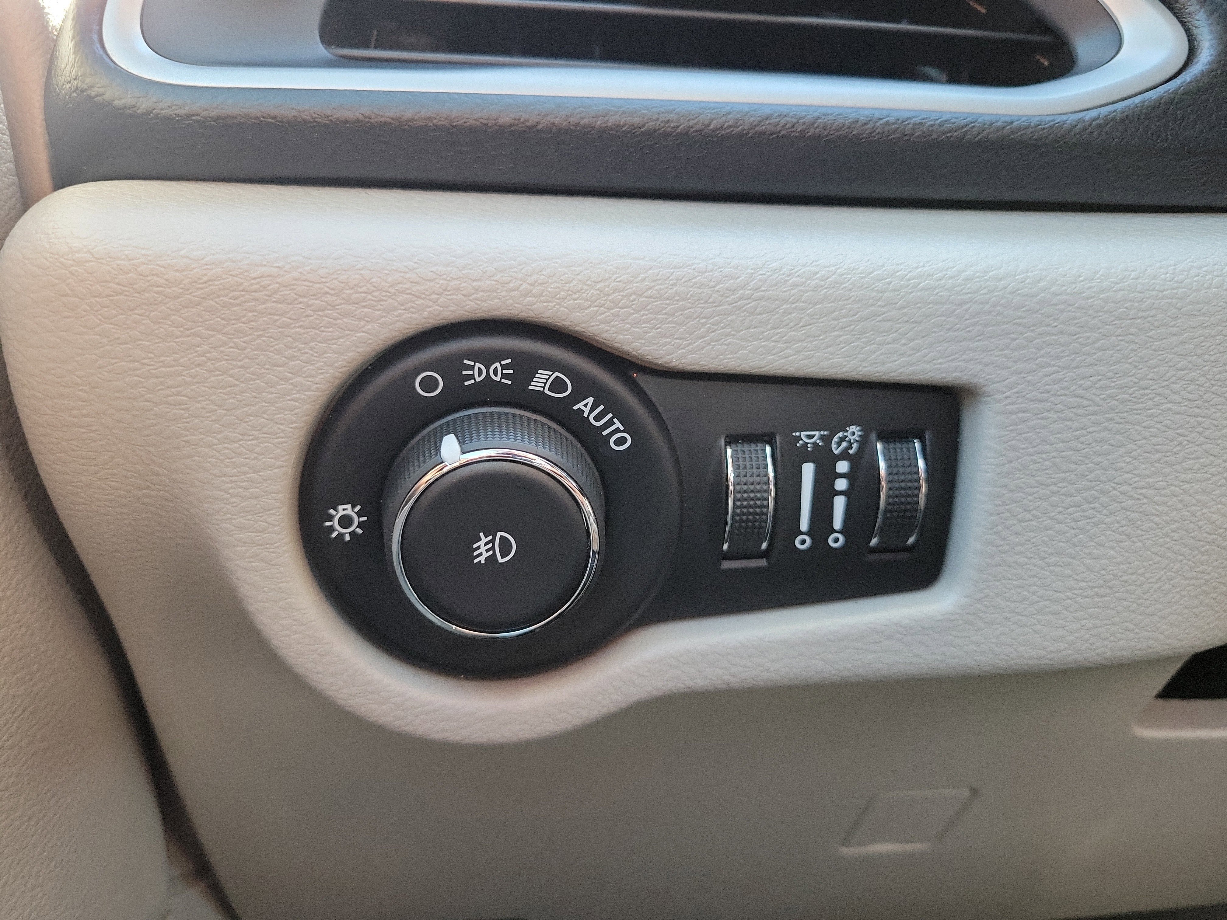 Used 2020 Chrysler Pacifica Touring w/ Cold Weather Group FWD image 24