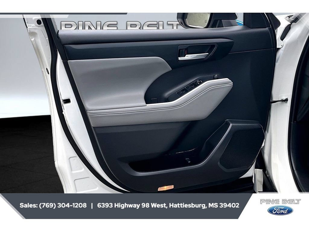 Used 2023 Toyota Highlander XLE FWD image 18