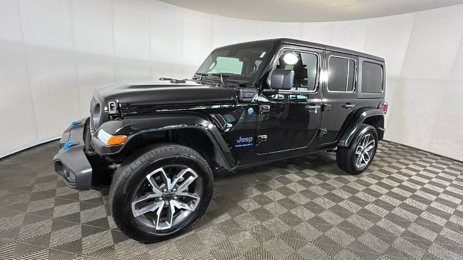 Used 2024 Jeep Wrangler Unlimited w/ Convenience Group AWD/4WD image 8