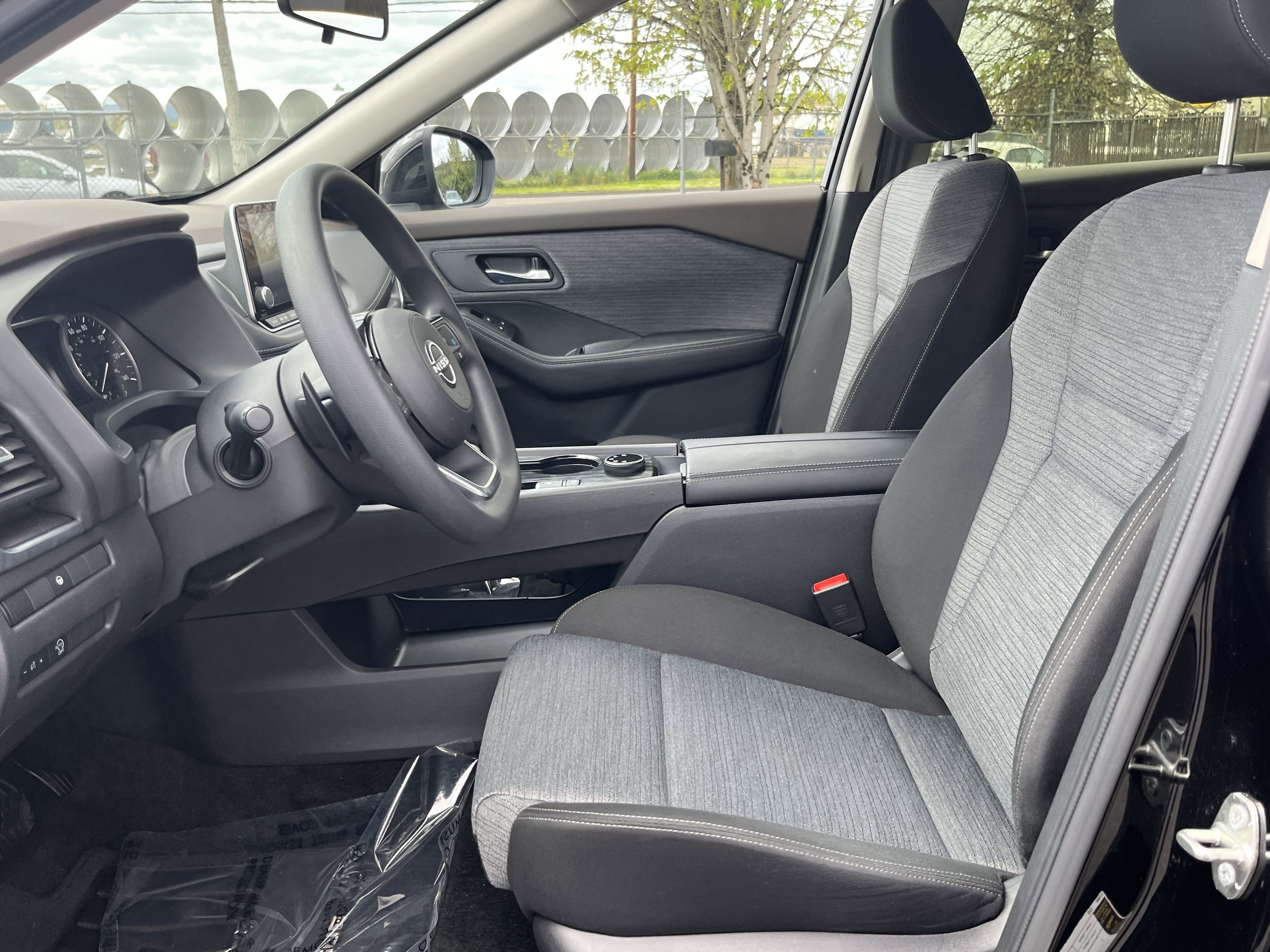 Used 2023 Nissan Rogue SV image 10