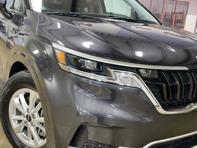 Used 2023 Kia Carnival LX image 10