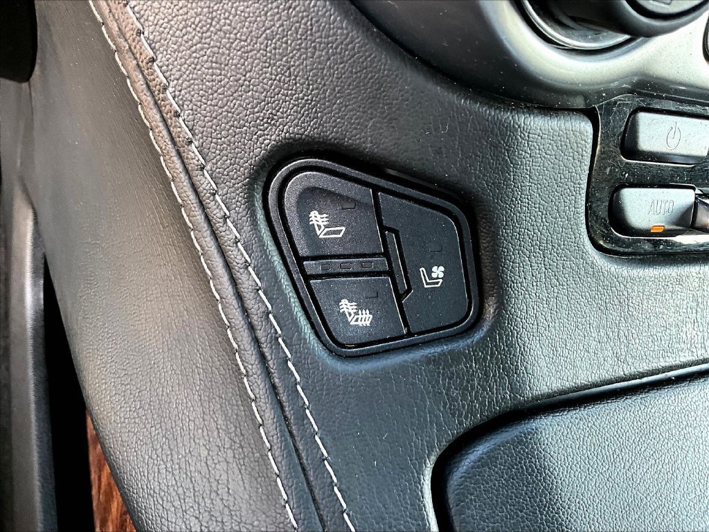 Used 2018 Chevrolet Suburban Premier AWD/4WD image 17
