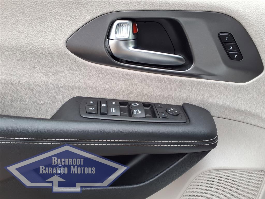 Used 2024 Chrysler Pacifica Select image 16