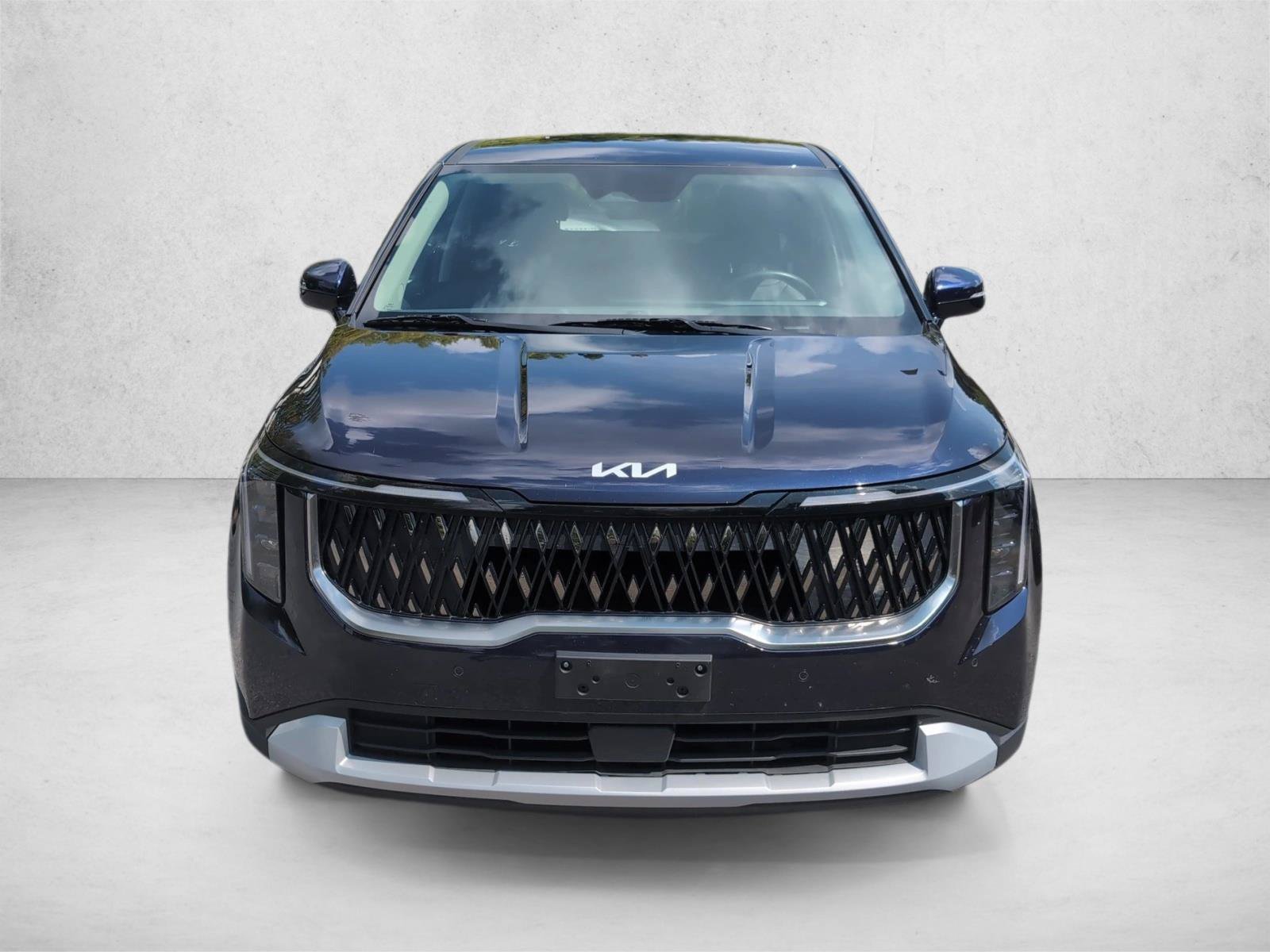 Used 2025 Kia Carnival FWD image 2