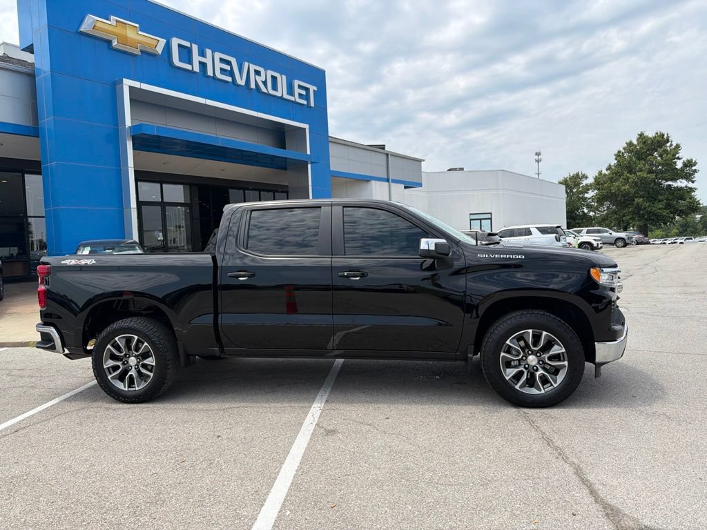 Used 2025 Chevrolet Silverado 1500 LT AWD/4WD image 2