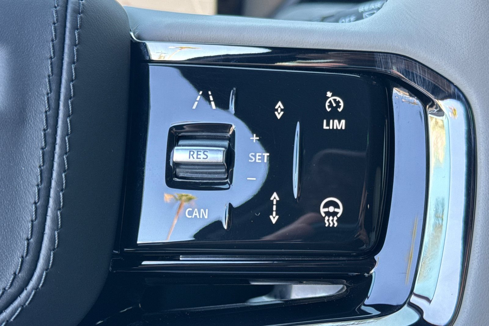 Certified 2026 Land Rover Range Rover Velar Dynamic SE AWD/4WD image 29
