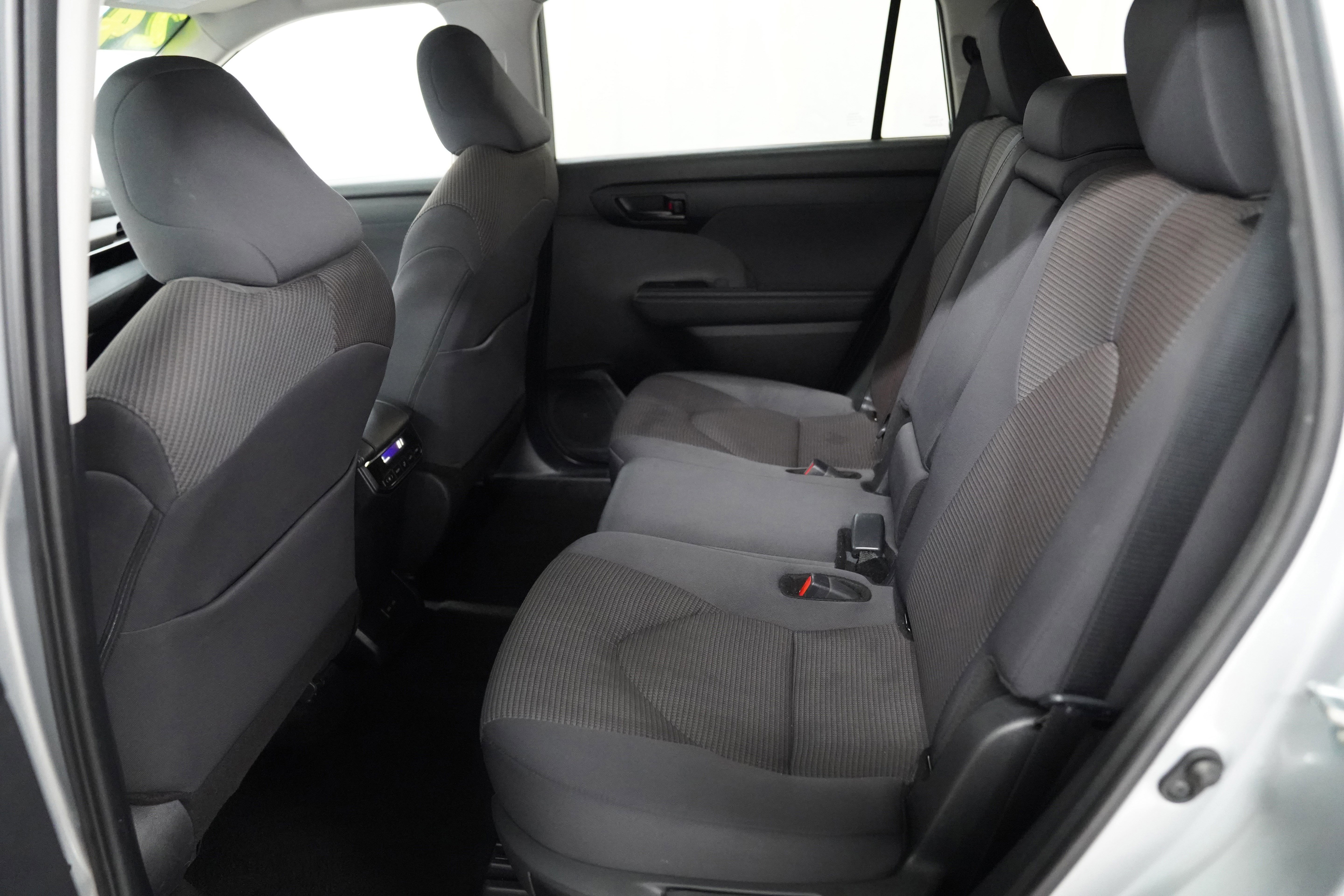 Used 2024 Toyota Highlander LE image 5