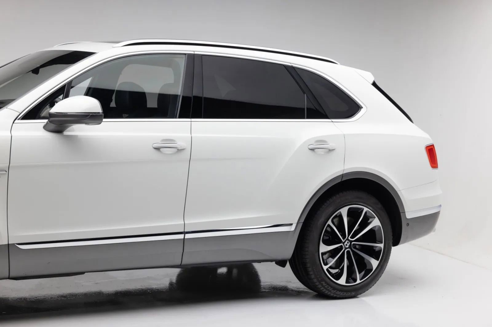 Used 2017 Bentley Bentayga AWD/4WD image 29