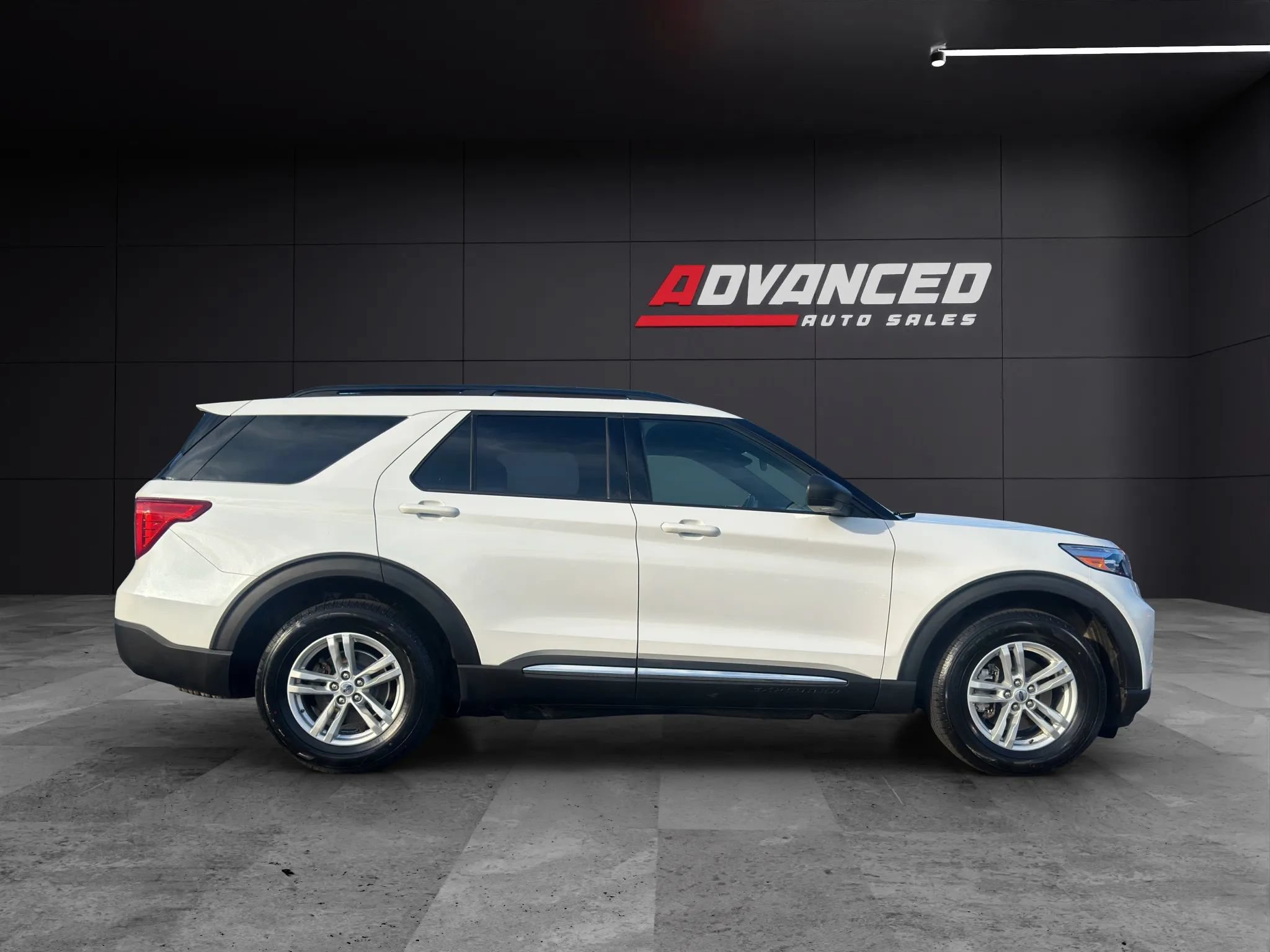 Used 2020 Ford Explorer XLT w/ Comfort Package AWD/4WD image 8
