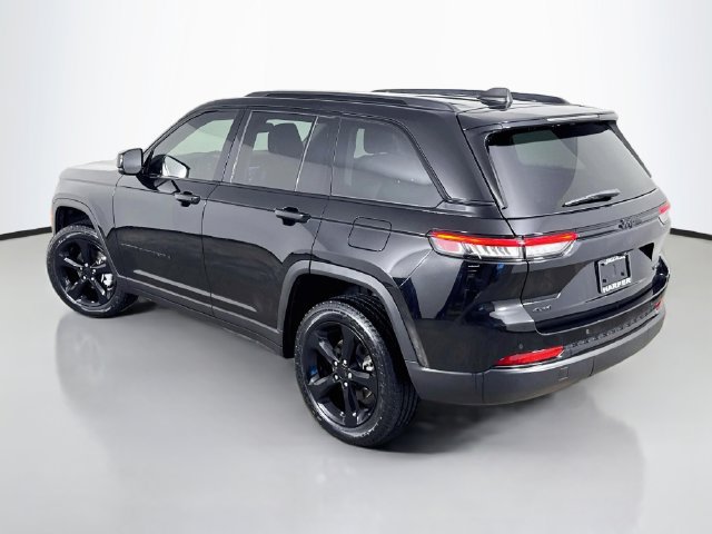Used 2024 Jeep Grand Cherokee Limited w/ Black Appearance Package AWD/4WD image 10