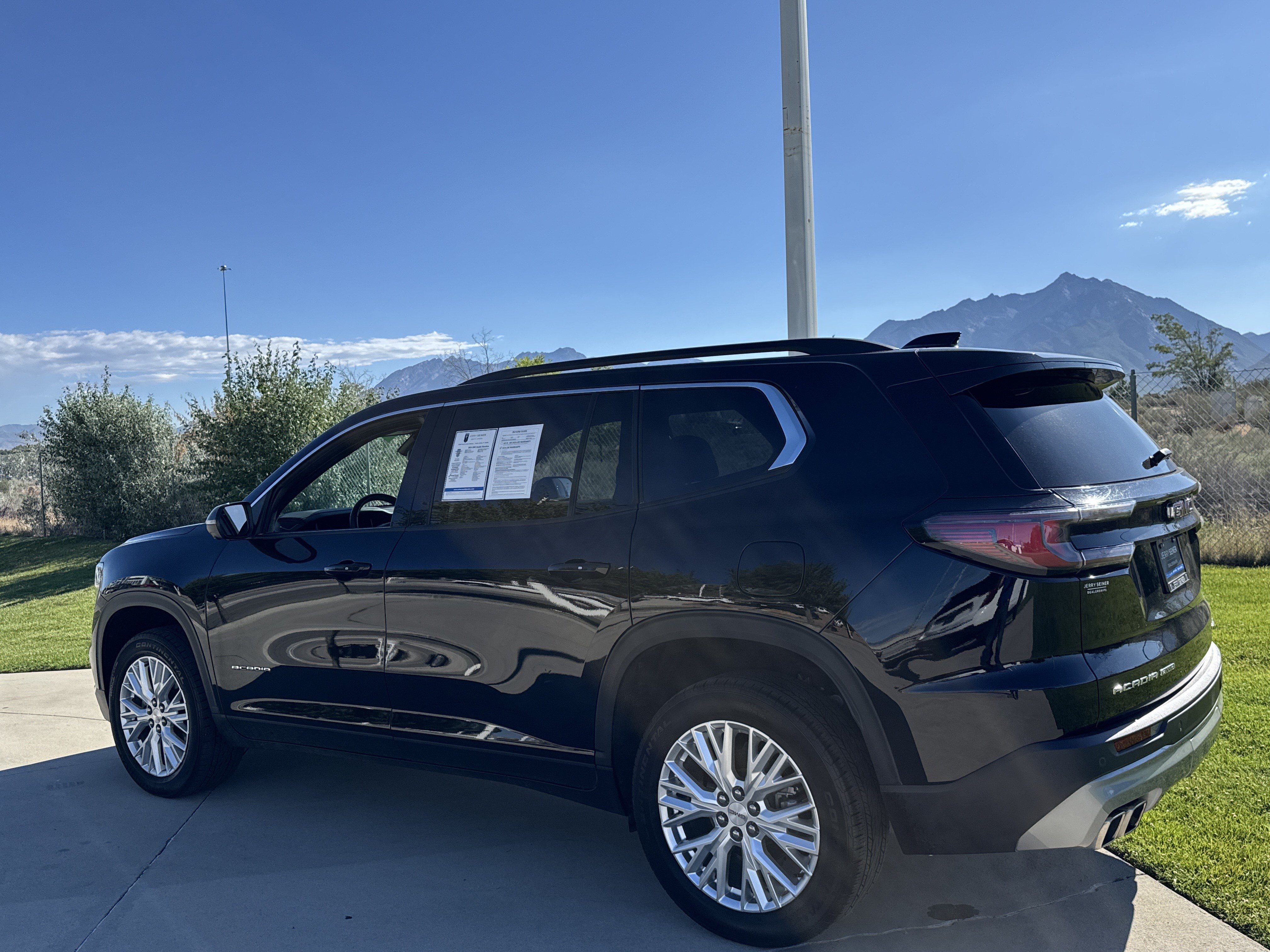 Used 2024 GMC Acadia Elevation w/ Luxury Package AWD/4WD image 3