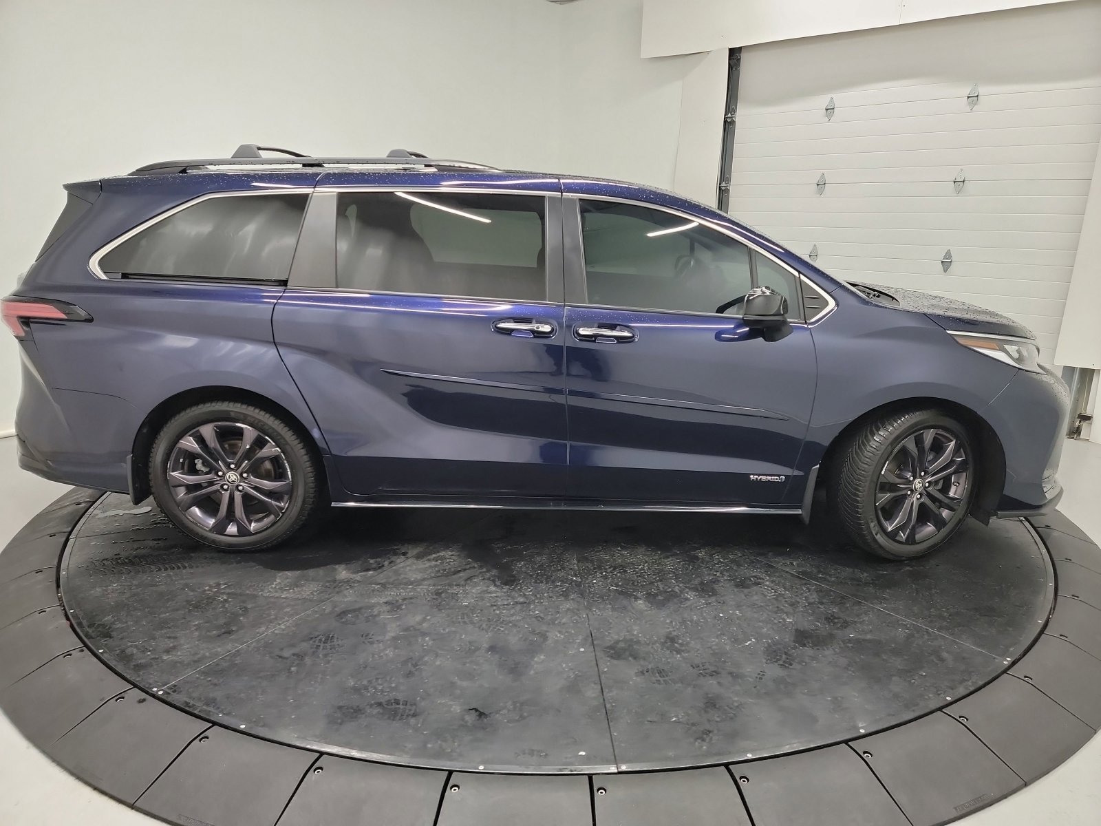 Used 2021 Toyota Sienna XSE w/ XSE Plus Package image 11