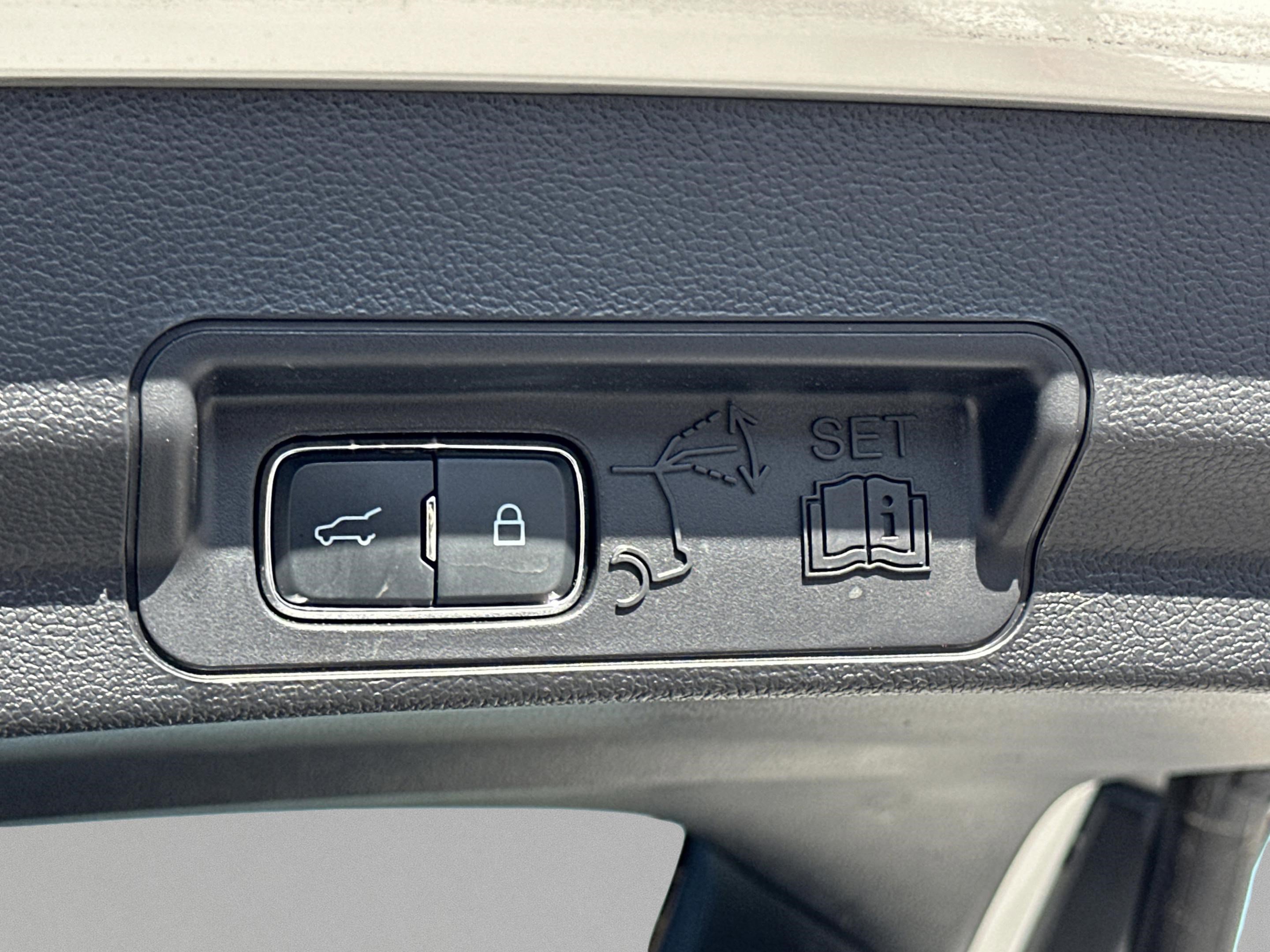 Used 2023 Ford Explorer XLT image 32