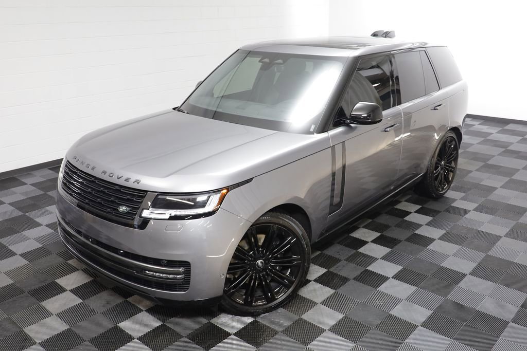 Used 2025 Land Rover Range Rover SE image 2