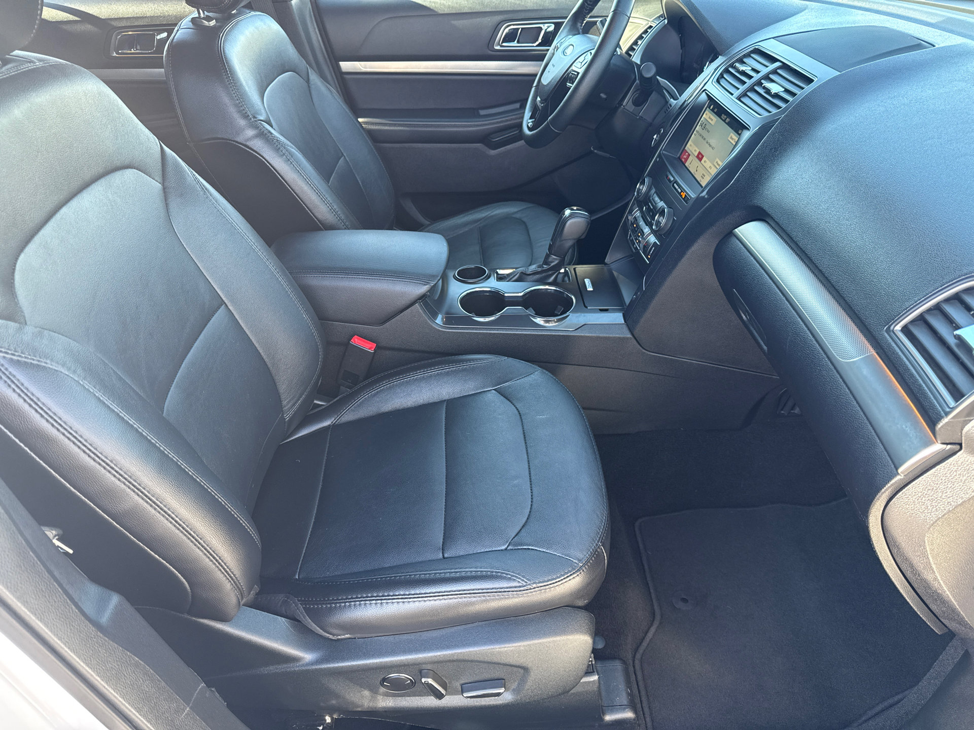 Used 2018 Ford Explorer XLT w/ Equipment Group 202A image 12