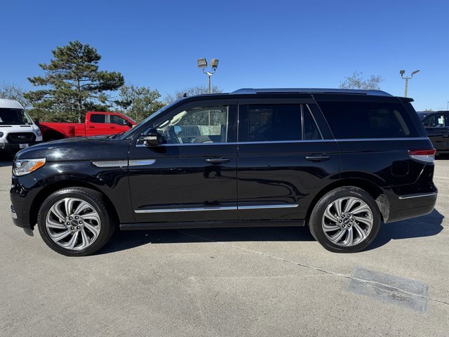 Used 2022 Lincoln Navigator Reserve image 11