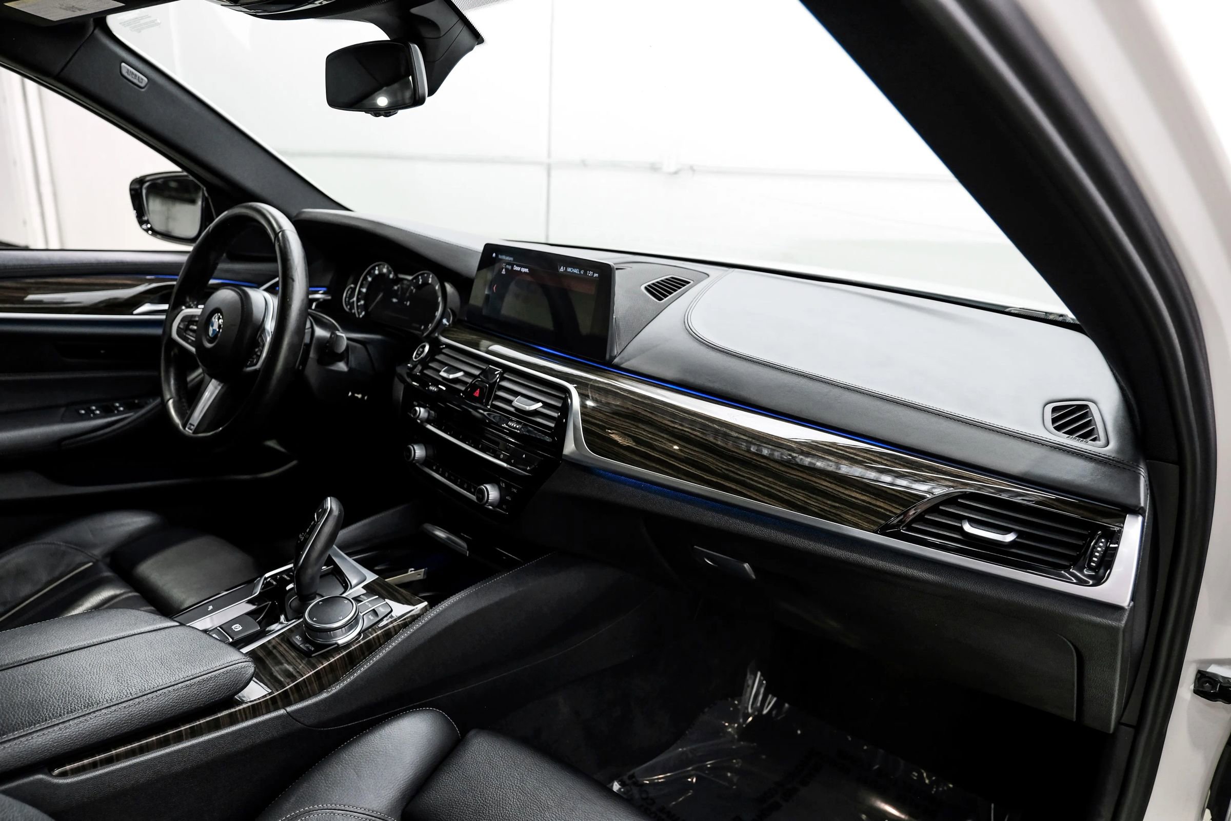 Used 2018 BMW 540i w/ M Sport Package RWD image 15