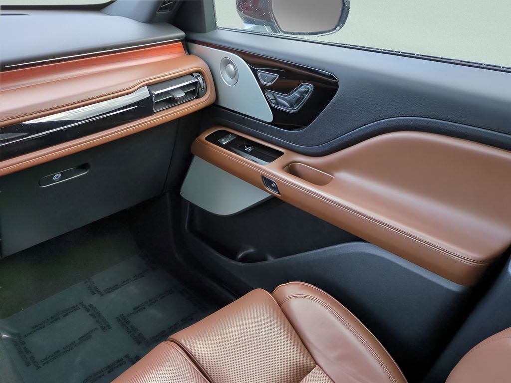 Used 2023 Lincoln Aviator Reserve w/ Equipment Group 201A AWD/4WD image 16