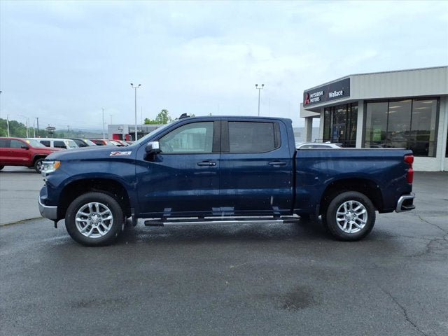 Used 2022 Chevrolet Silverado 1500 LT AWD/4WD image 2
